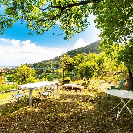 Chiavari Comfortable Flat With Balcony & Parking *