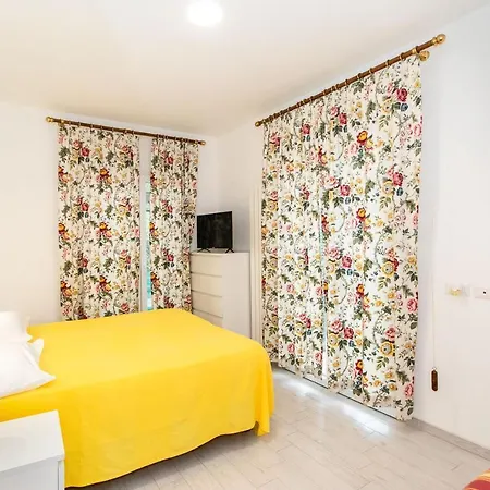 Chiavari Comfortable Flat With Balcony & Parking *