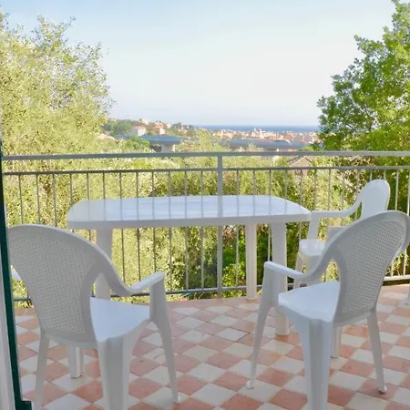 Chiavari Comfortable Flat With Balcony & Parking Apartamento *