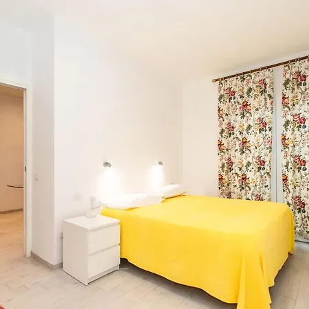 Chiavari Comfortable Flat With Balcony & Parking