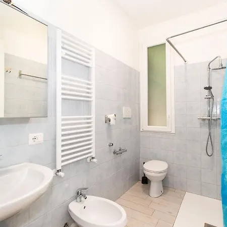 Chiavari Comfortable Flat With Balcony & Parking Кьявари