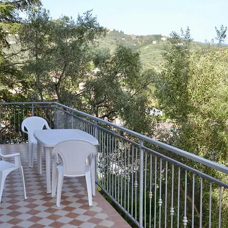 Chiavari Comfortable Flat With Balcony & Parking Апартаменты